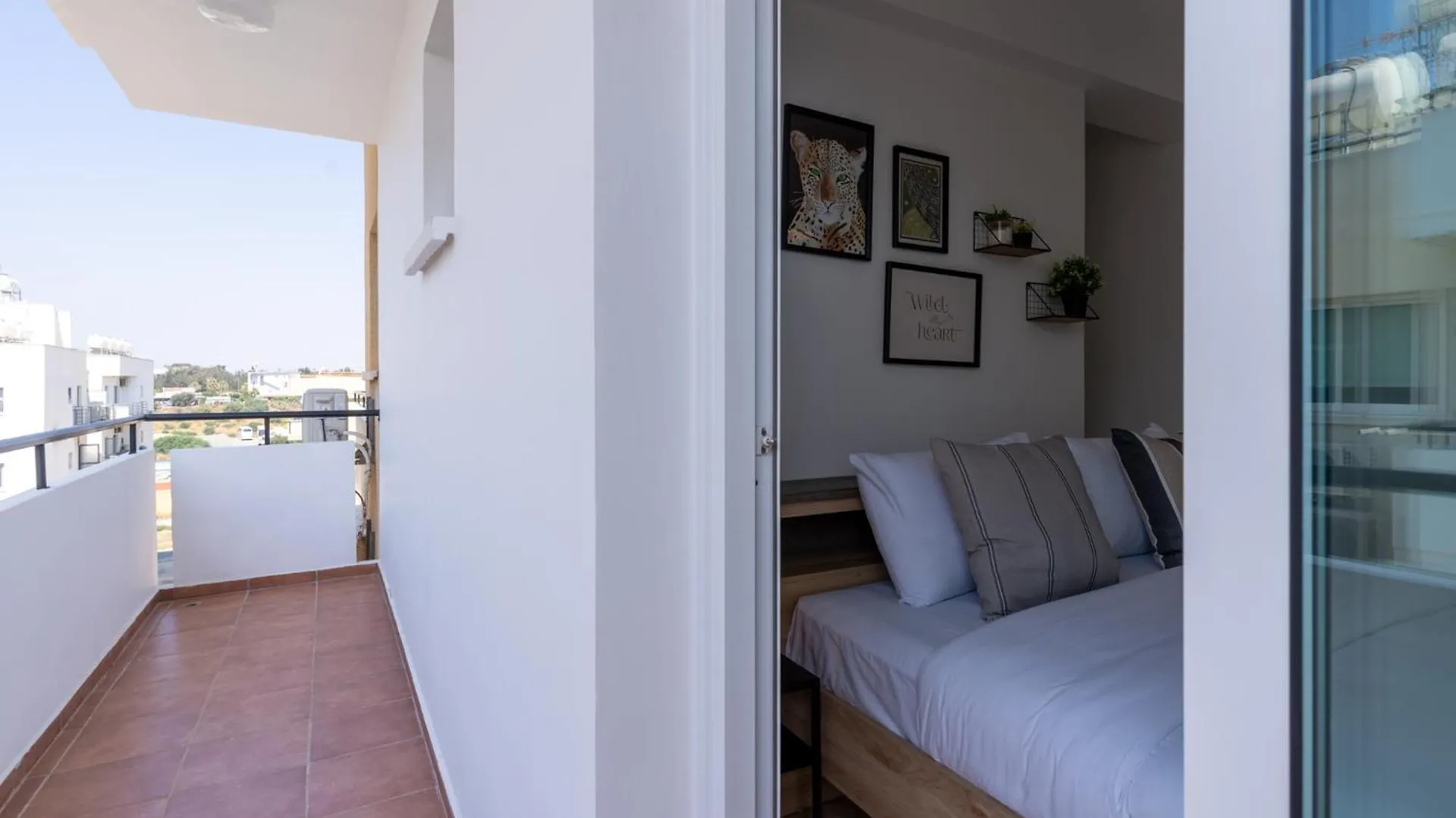 Chloris 3- Bedroom Apartment W/Pool In Larnaca