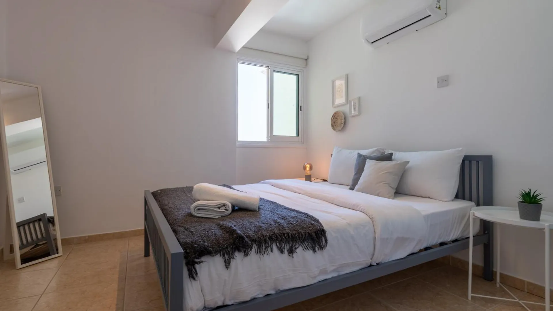 Chloris 3- Bedroom Apartment W/Pool In Larnaca 0*,