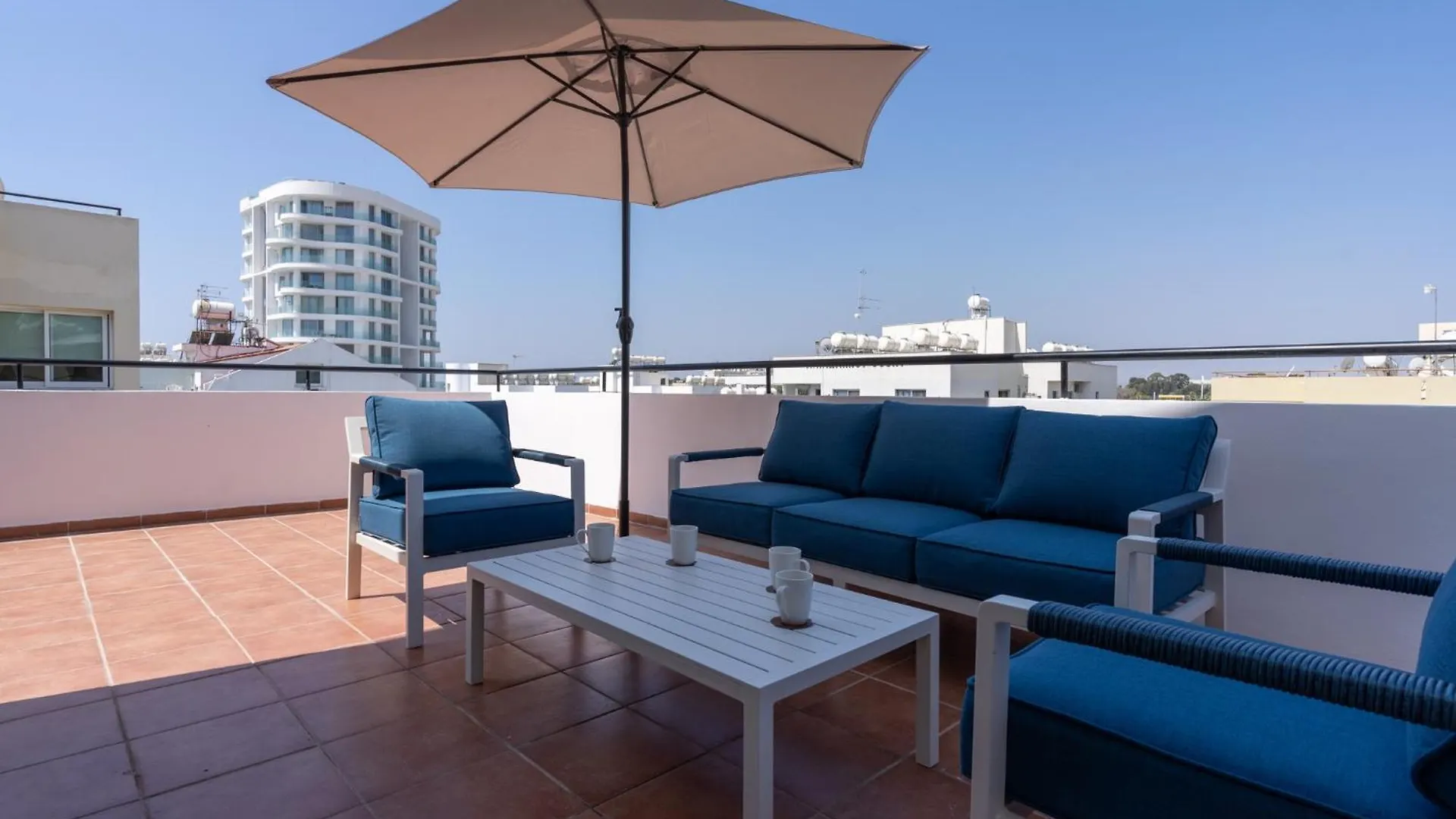 Chloris 3- Bedroom Apartment W/Pool In Larnaca
