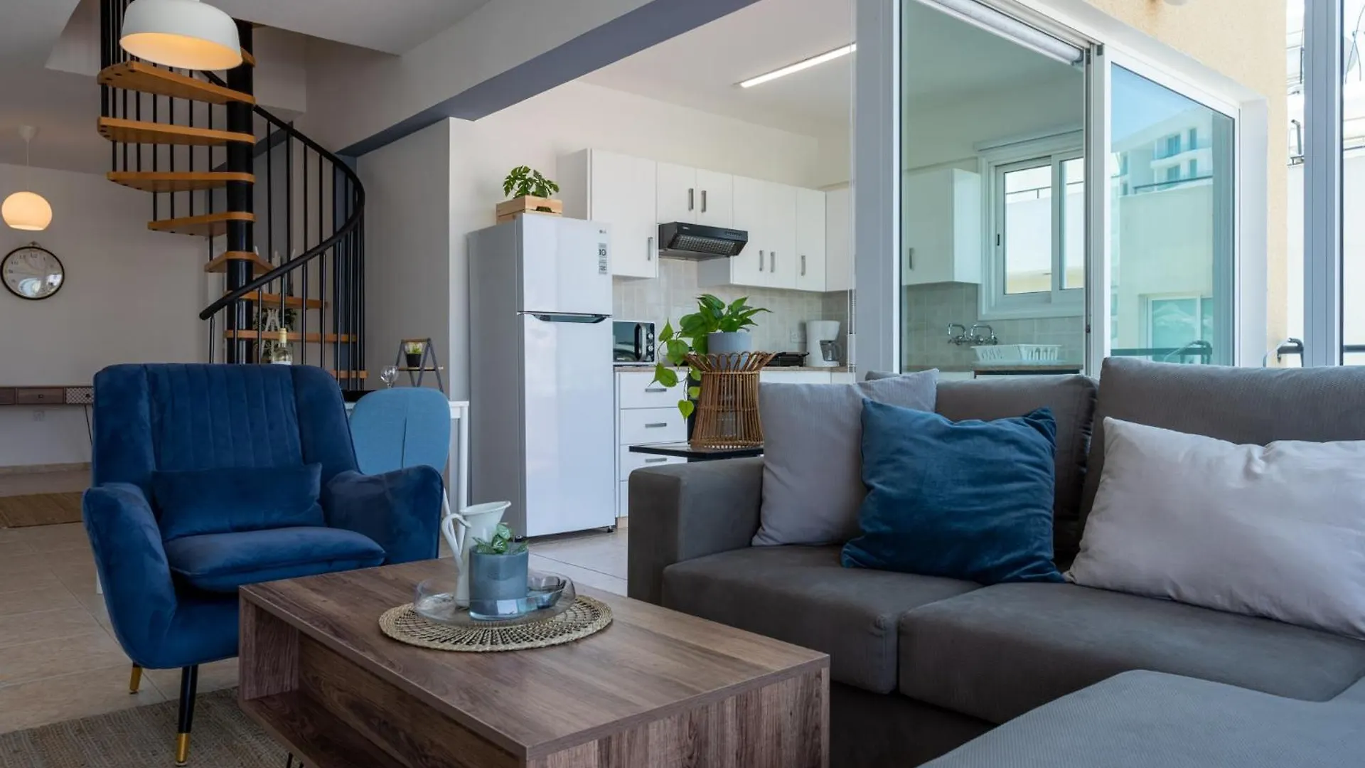 Chloris 3- Bedroom Apartment W/Pool In Larnaca