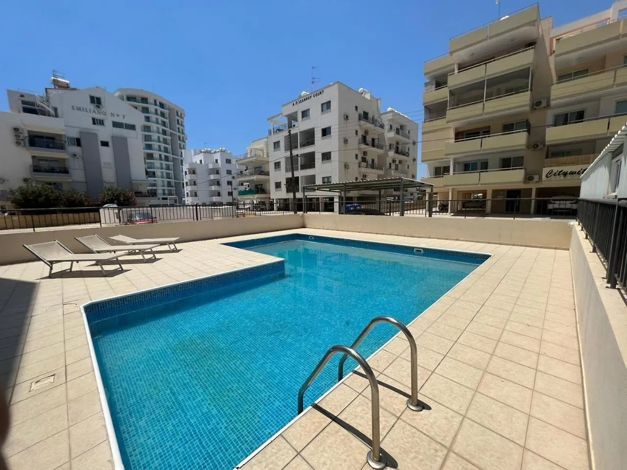 Chloris 3- Bedroom Apartment W/Pool In Larnaca