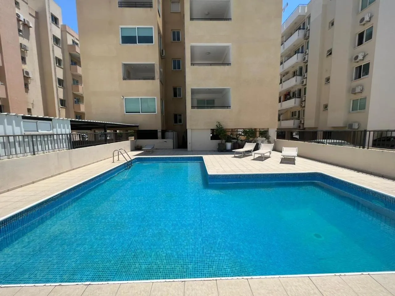 Chloris 3- Bedroom Apartment W/Pool In Larnaca