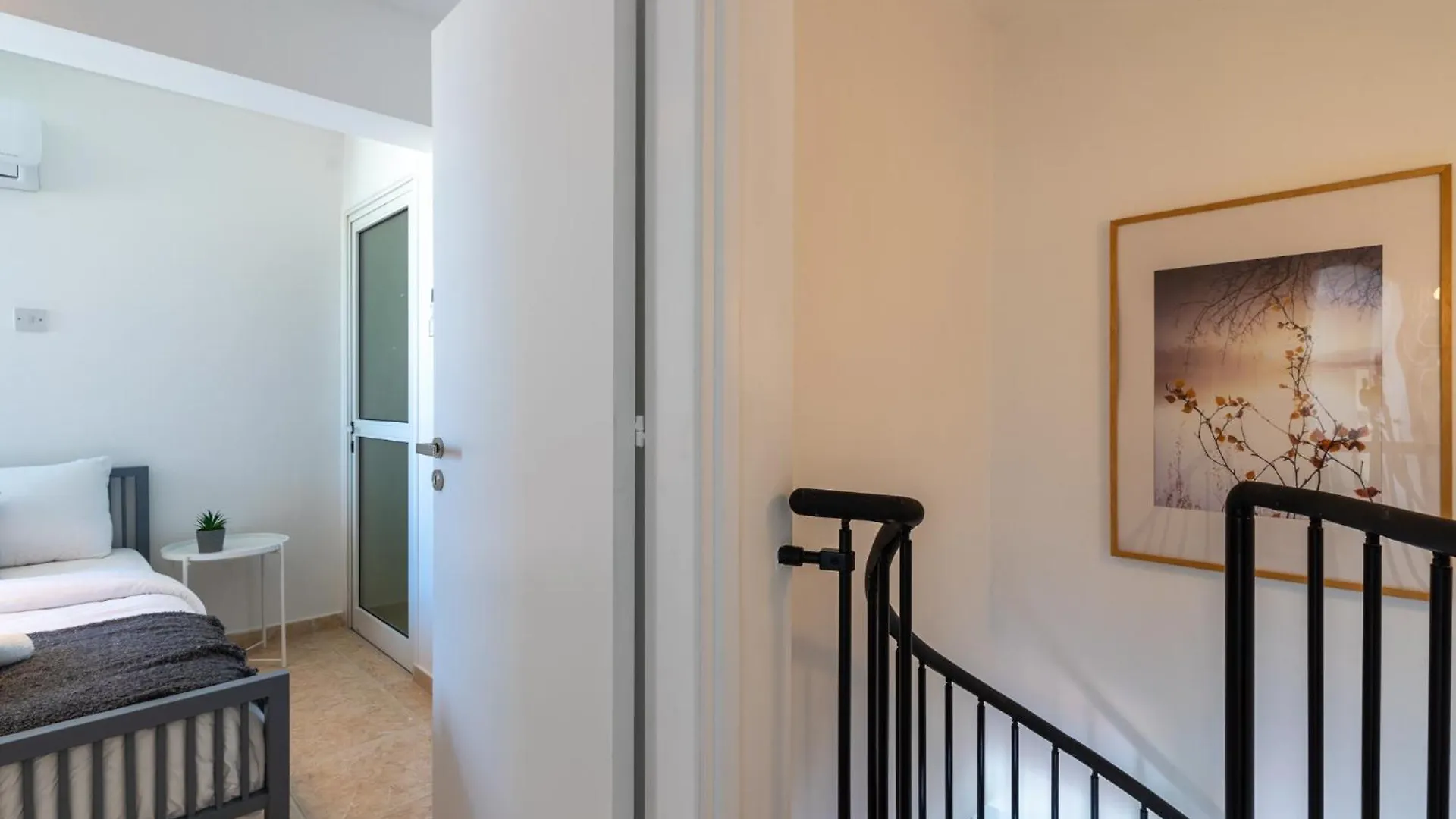 Chloris 3- Bedroom Apartment W/Pool In Larnaca 0*,