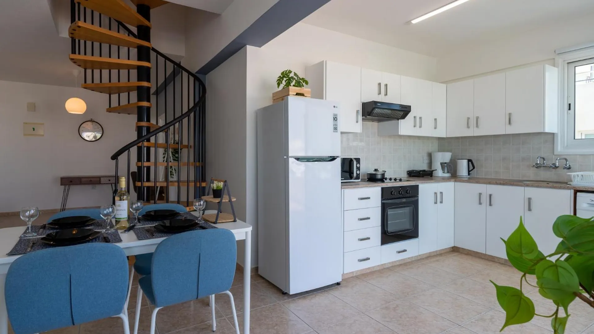 Chloris 3- Bedroom Apartment W/Pool In Larnaca