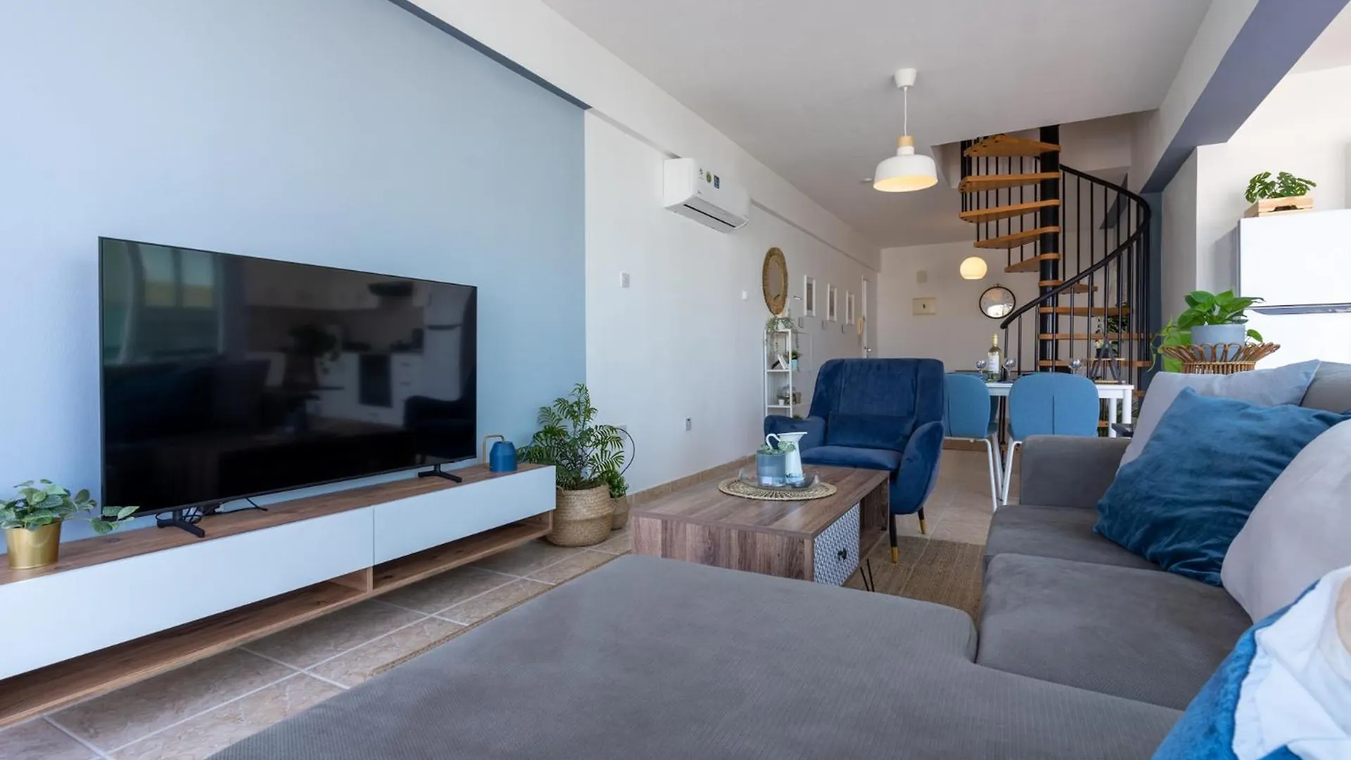 Chloris 3- Bedroom Apartment W/Pool In Larnaca