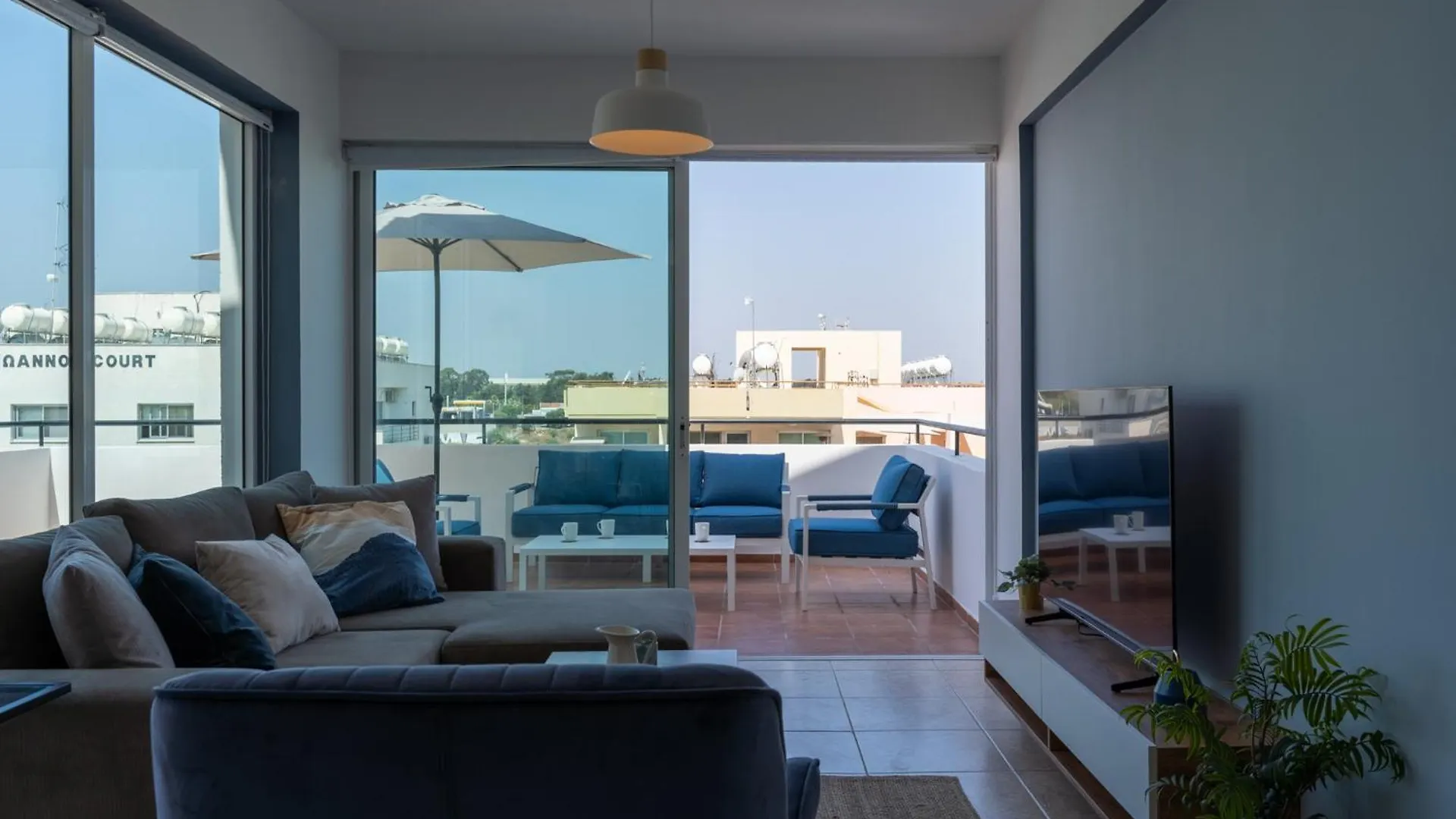 Chloris 3- Bedroom Apartment W/Pool In Larnaca
