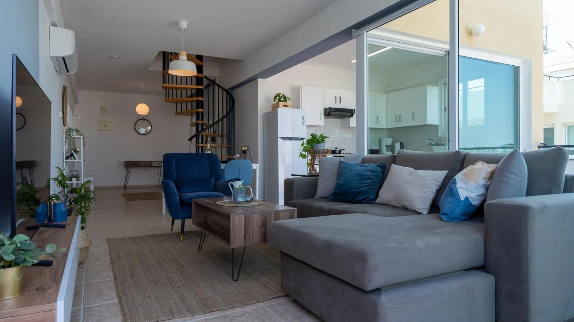 Chloris 3- Bedroom Apartment W/Pool In Larnaca