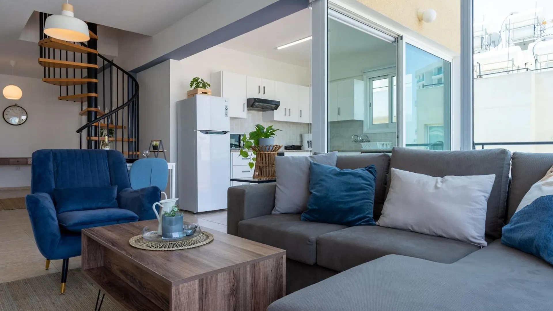 Chloris 3- Bedroom Apartment W/Pool In Larnaca