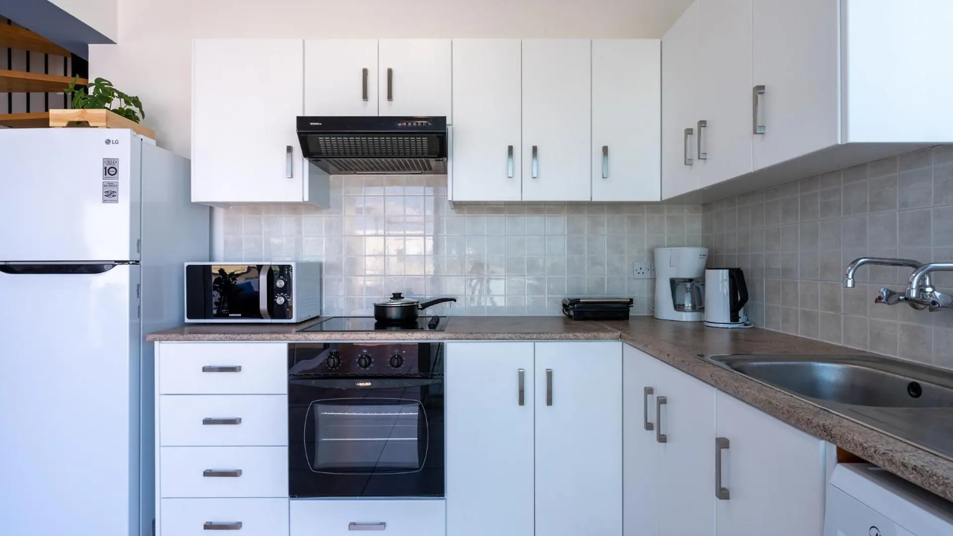 Chloris 3- Bedroom Apartment W/Pool In Larnaca