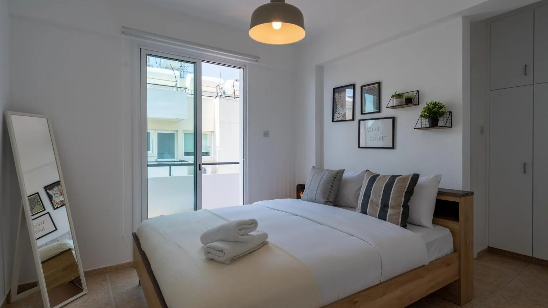 Chloris 3- Bedroom Apartment W/Pool In Larnaca