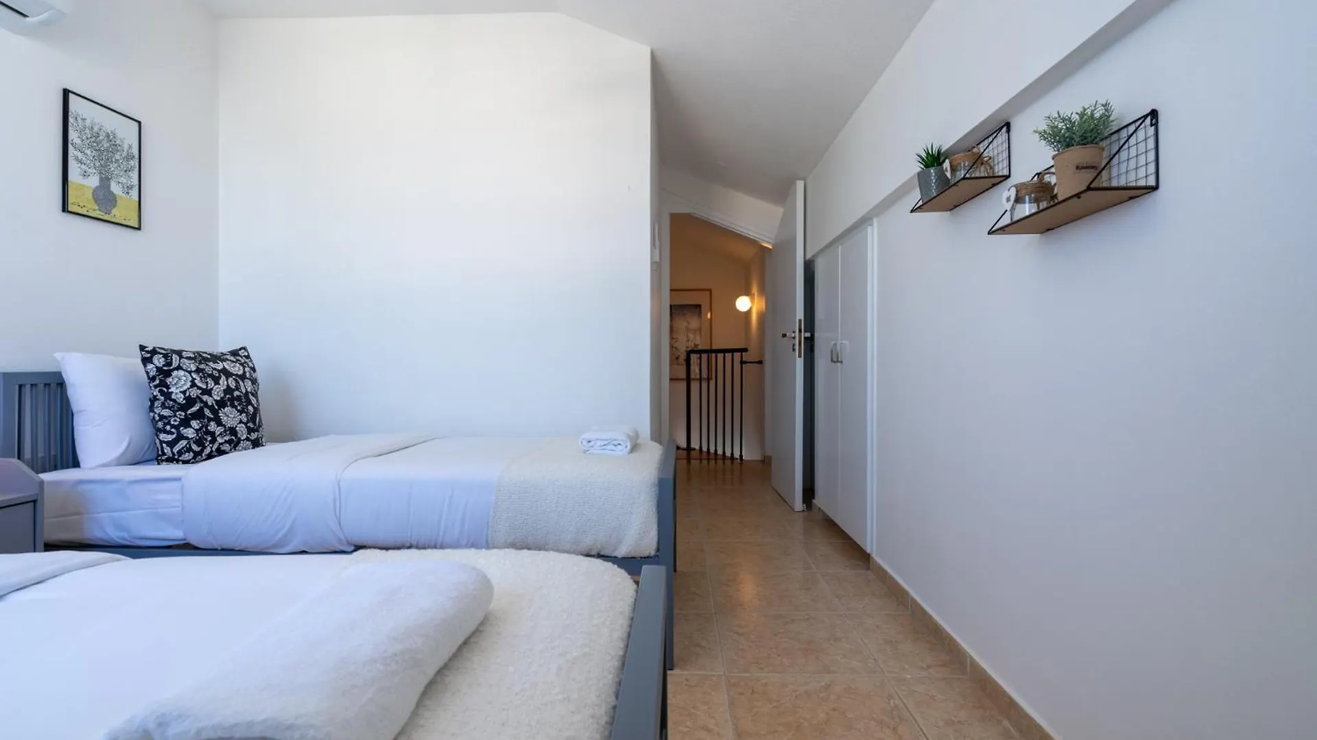 Chloris 3- Bedroom Apartment W/Pool In Larnaca