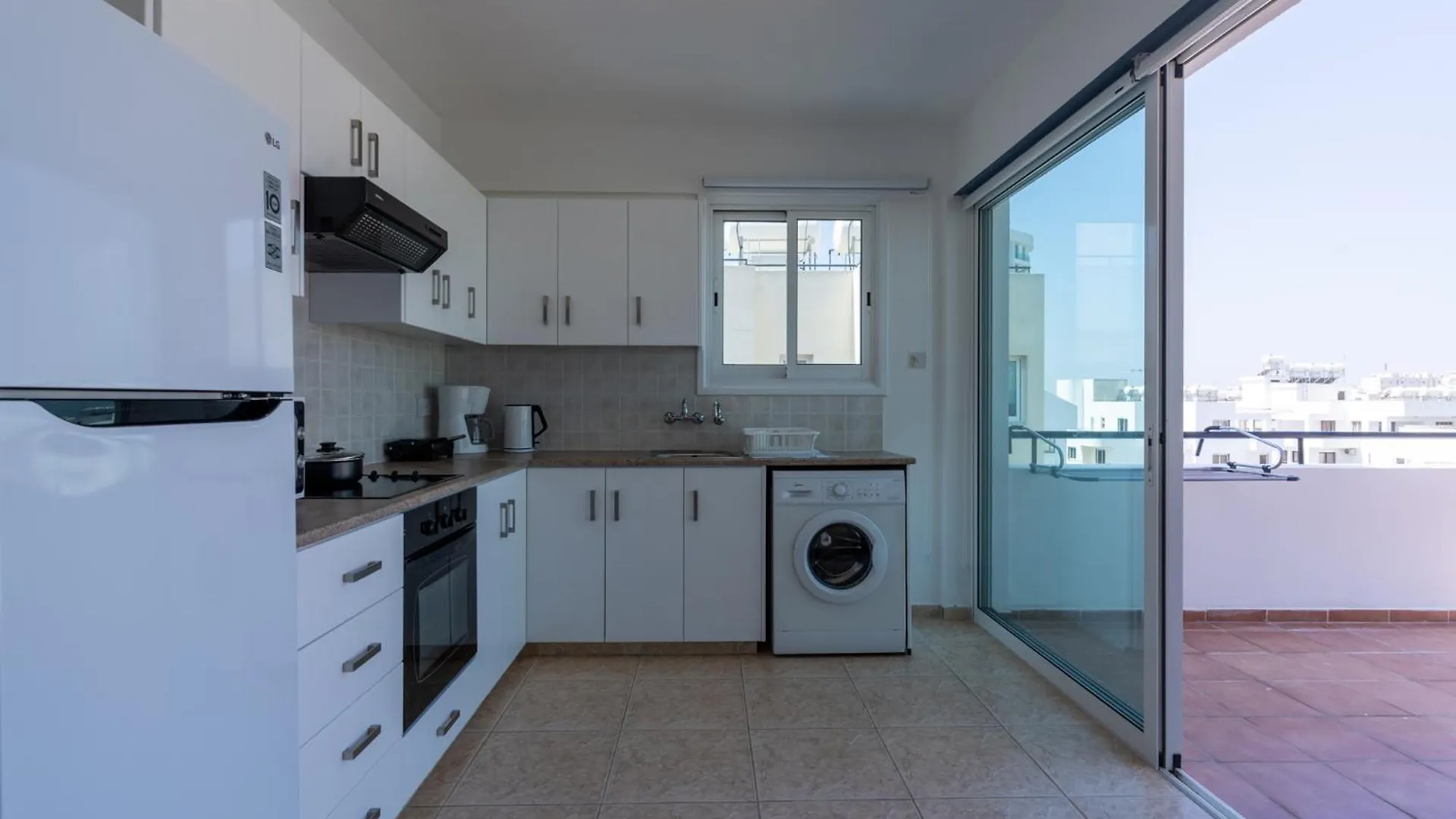 Chloris 3- Bedroom Apartment W/Pool In Larnaca