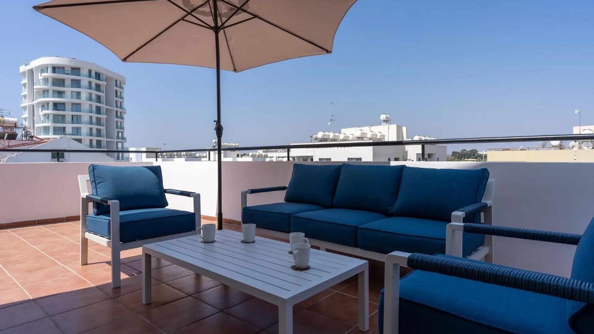 Chloris 3- Bedroom Apartment W/Pool In Larnaca
