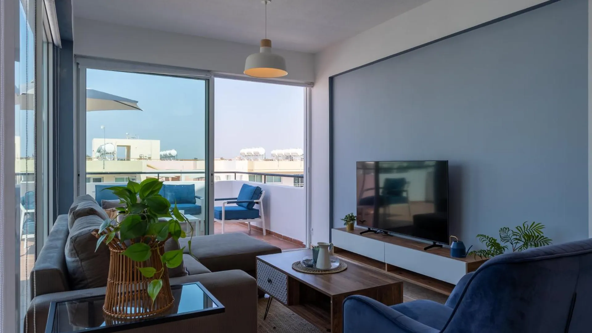 Chloris 3- Bedroom Apartment W/Pool In Larnaca Cyprus