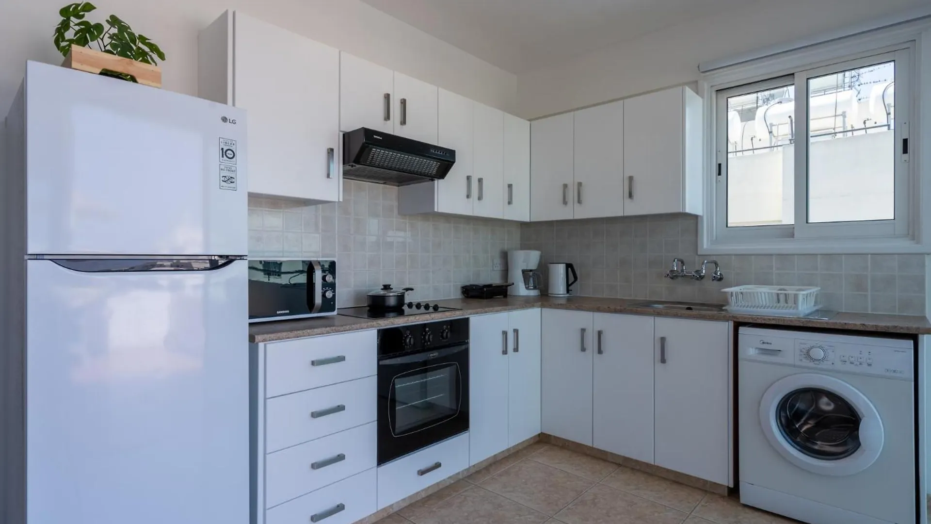 Chloris 3- Bedroom Apartment W/Pool In Larnaca