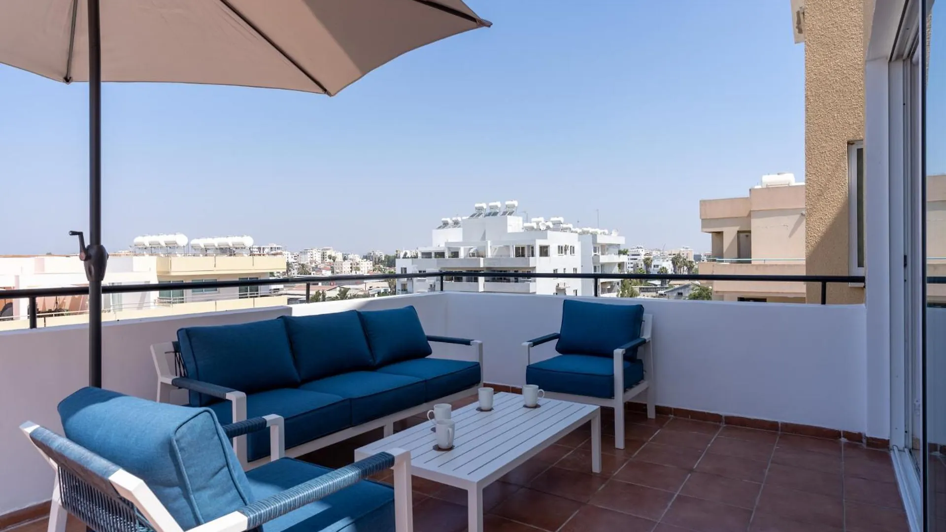 Chloris 3- Bedroom Apartment W/Pool In Larnaca