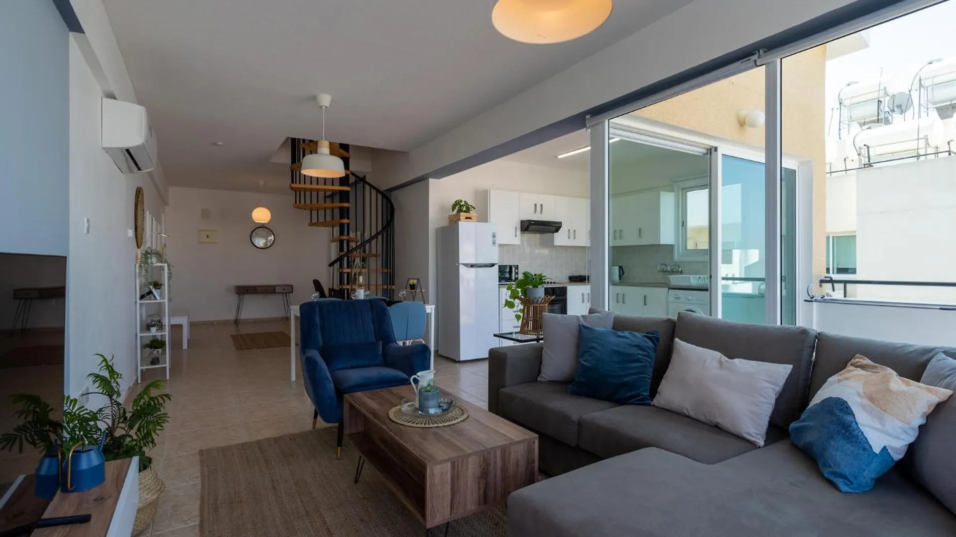 Chloris 3- Bedroom Apartment W/Pool In Larnaca