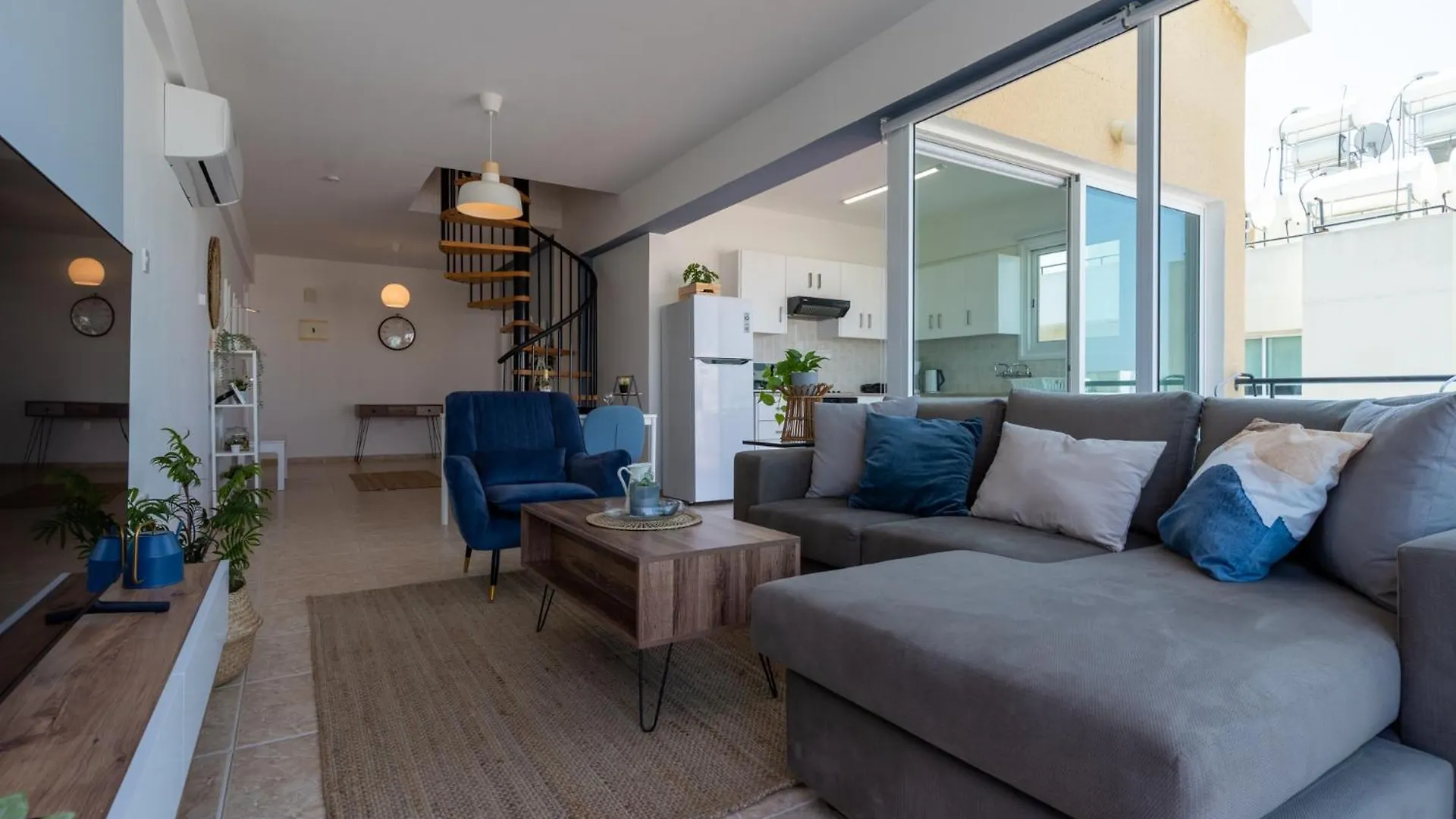 Chloris 3- Bedroom Apartment W/Pool In Larnaca